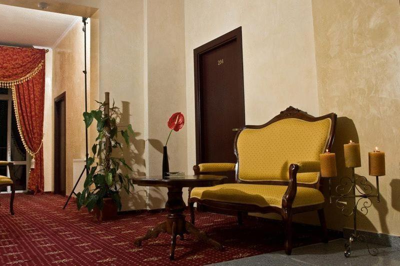 Hotel Maryo Ploiesti Ngoại thất bức ảnh