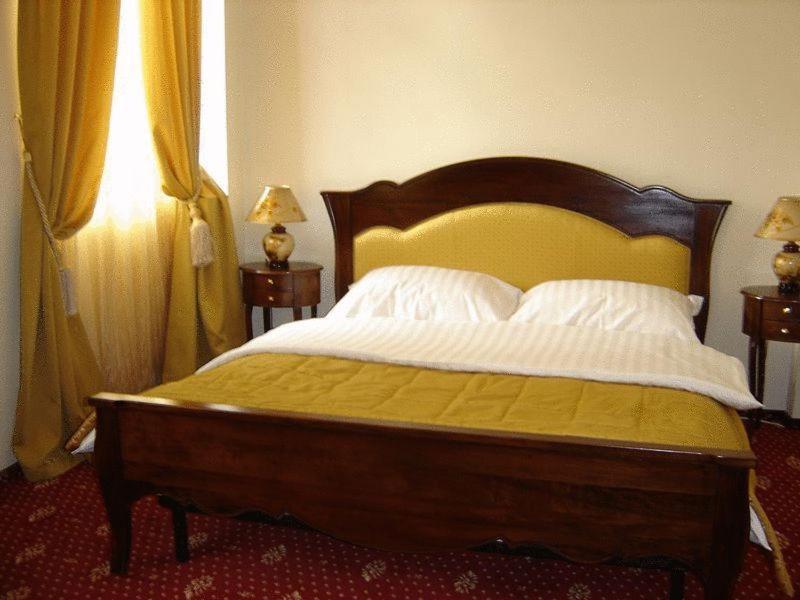 Hotel Maryo Ploiesti Ngoại thất bức ảnh