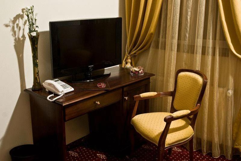 Hotel Maryo Ploiesti Ngoại thất bức ảnh
