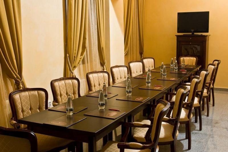 Hotel Maryo Ploiesti Ngoại thất bức ảnh